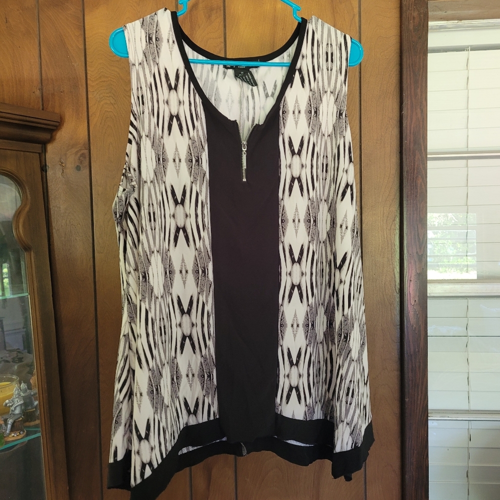 Handkerchief Hem Sleeveless Black and White Blouse